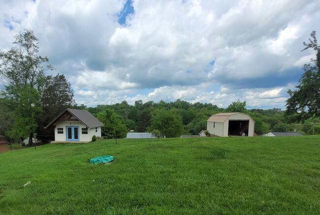 Building Photo - Tri level 3b2b home for rent with fenced i...