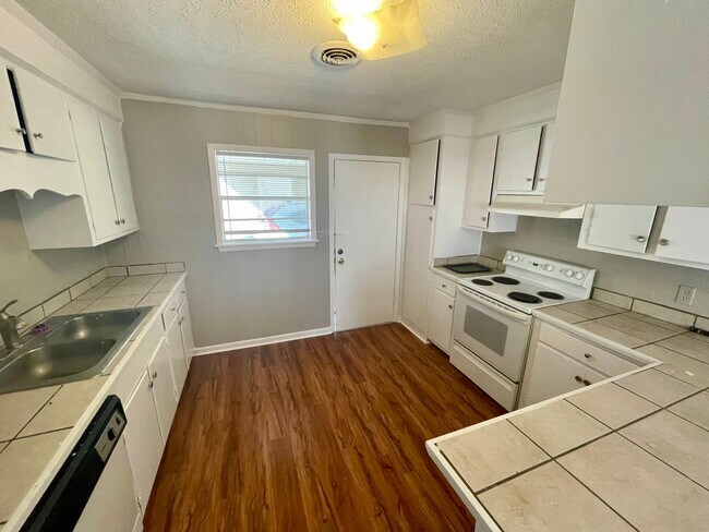 Foto del edificio - 2 Bed 1 Bath Duplex in Clinton
