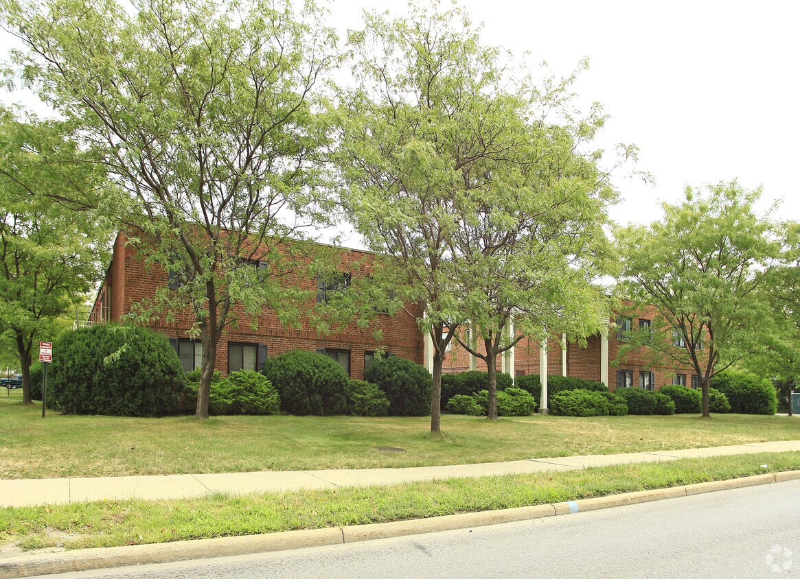 Primary Photo - Twin Mark Apartments