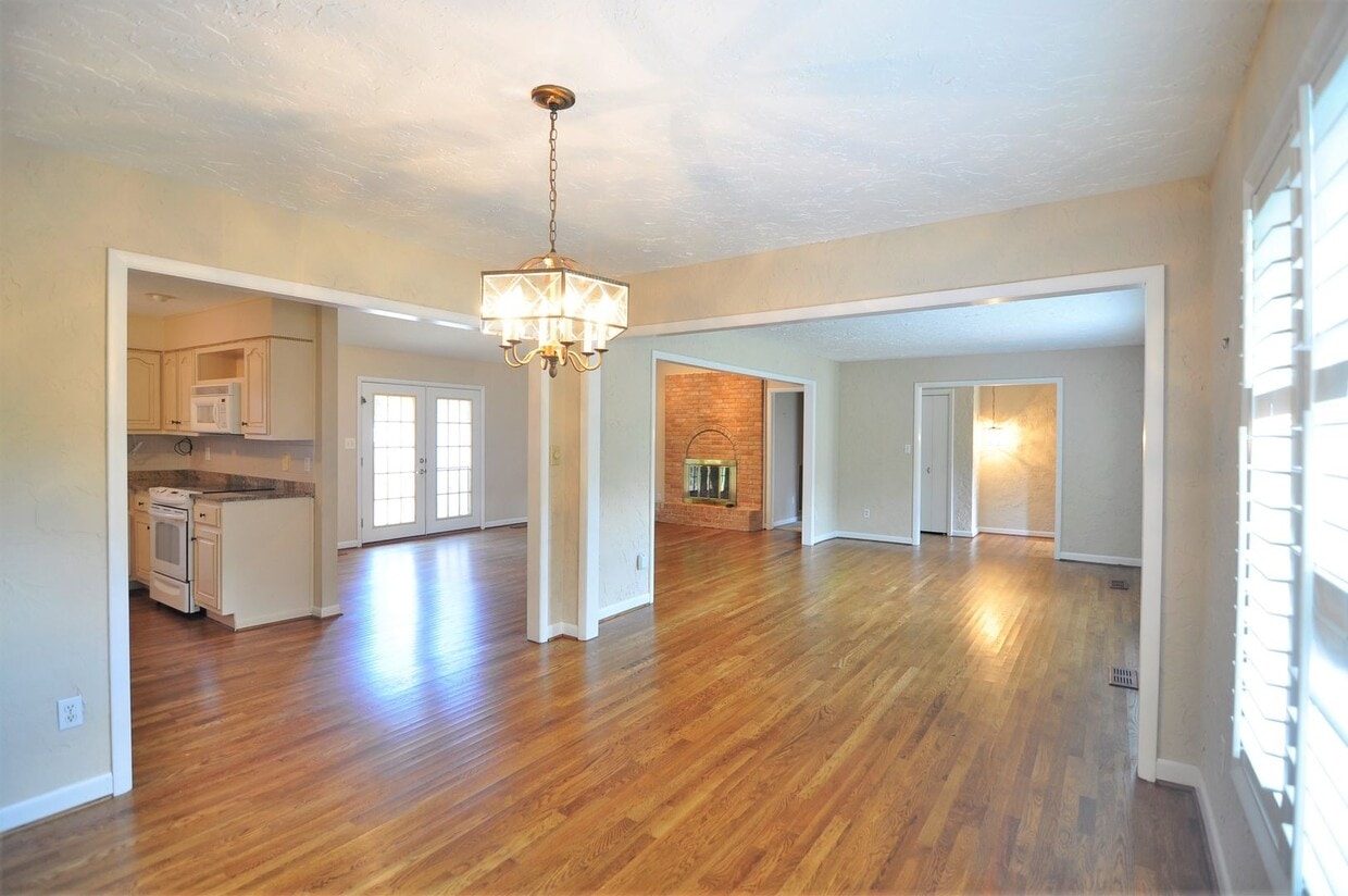 Foto principal - Large home with a pool.