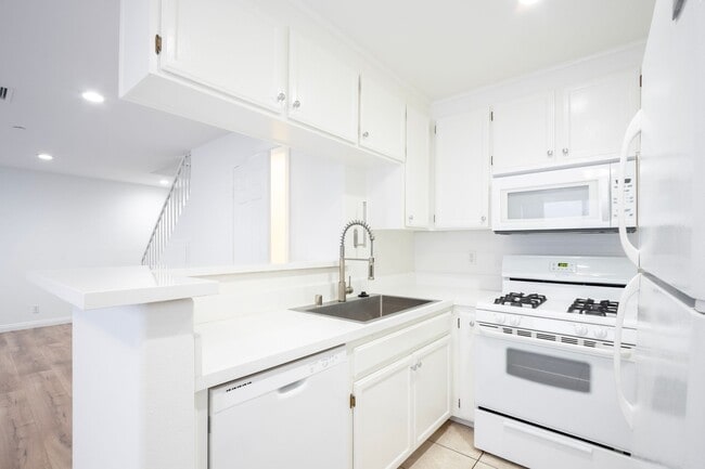 Building Photo - Discover Modern Townhome Living in Palms -...