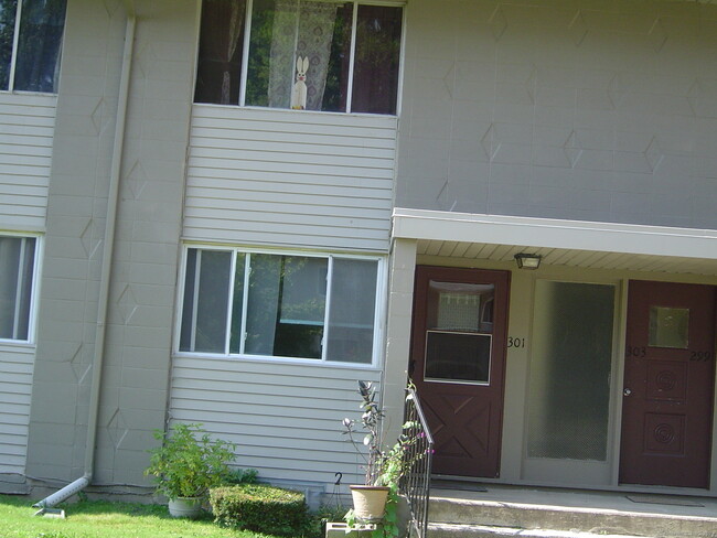 Building Photo - 301 S Elm St