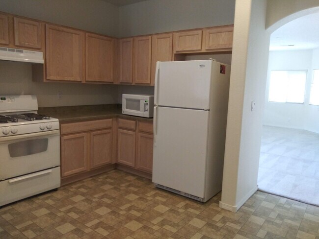 Foto del edificio - 3 Bdrm 2 BA  1,615 SqFt