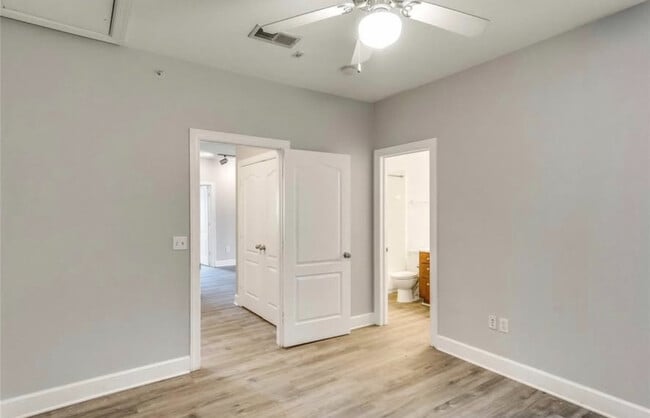 Building Photo - Room in Condo on Crossing Pl