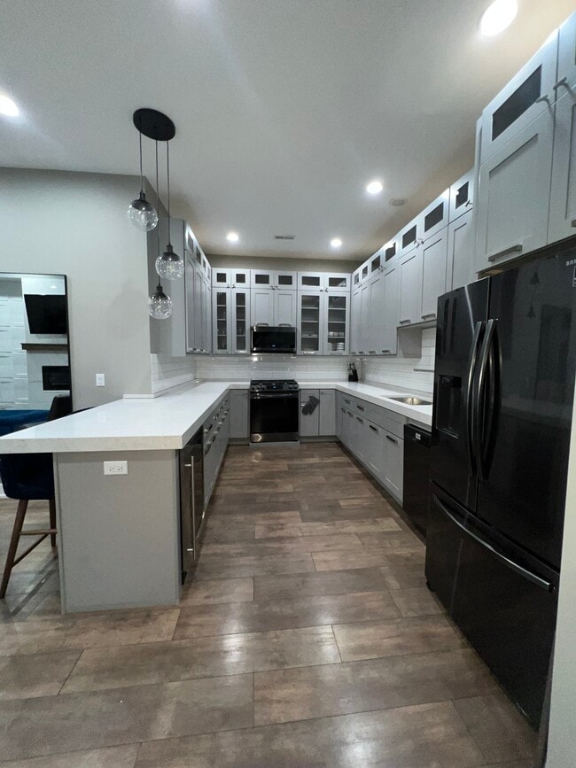 Building Photo - 443 E 45th Pl