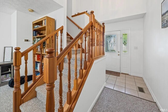 Entrada principal con escalera - 2811 Wyndham Way