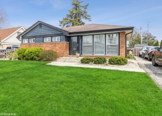 Front Yard - 407 N Wilke Rd