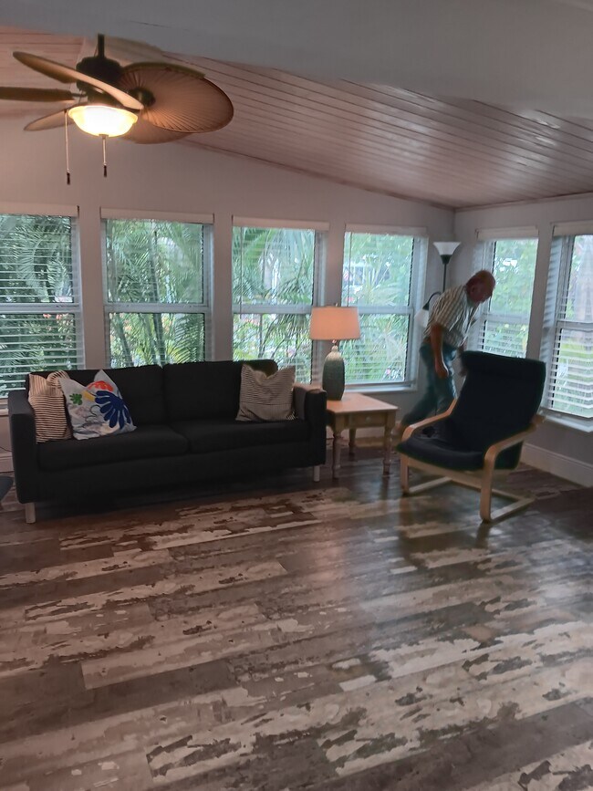 Building Photo - 920 S Silver Cir