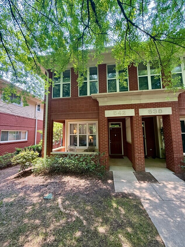 Foto principal - 542 E 9th St