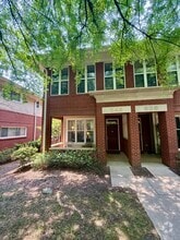 Building Photo - 542 E 9th St