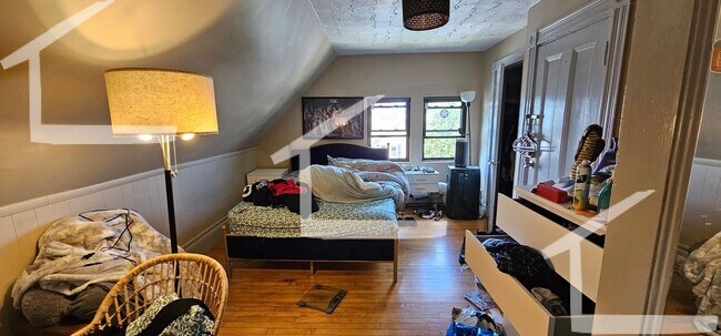 Building Photo - Check out this 2 bed in Allston.... Sept 1st Move in!!