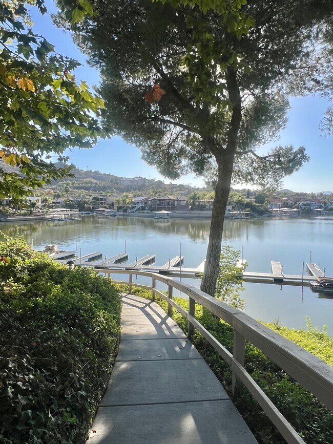 Foto del edificio - 24319 Canyon Lake Dr N