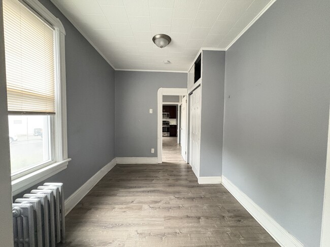 54 Montrose Ave 4 - 53 Montrose Ave