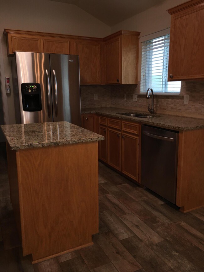 Building Photo - 105 E Great Plains Trail