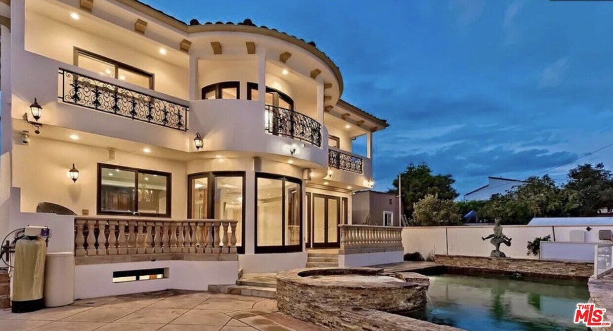 Foto principal - 332 S Almont Dr