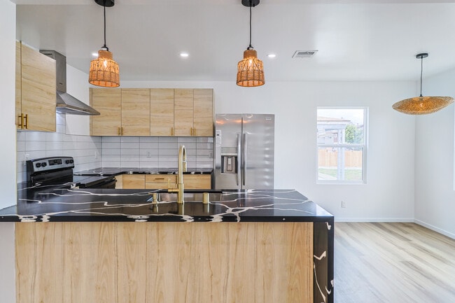 Foto del edificio - 4521 E 55th St