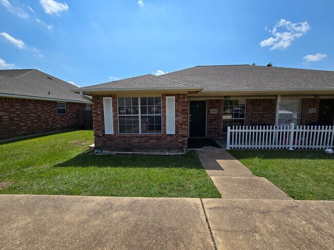 Building Photo - Bryan - 3 bedroom / 2 bath / duplex / fenc...