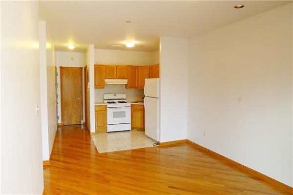 Building Photo - 114 Calyer St