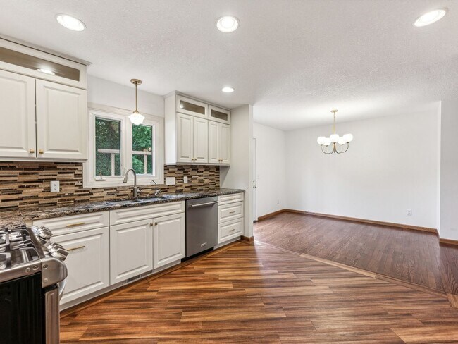 Building Photo - 4 Bedroom Single Family Home in Maple Grove