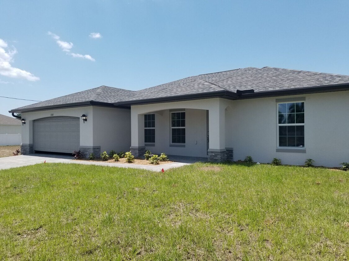 Foto principal - 4 Bedrooms 2 Baths Single-Family Home in C...