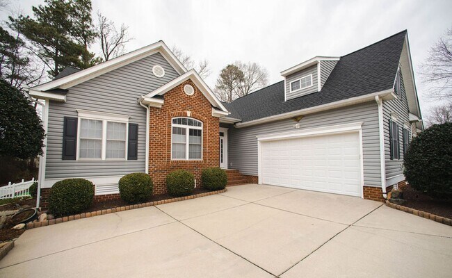 Building Photo - Spacious 3 Bed / 2 Bath with Large Back De...