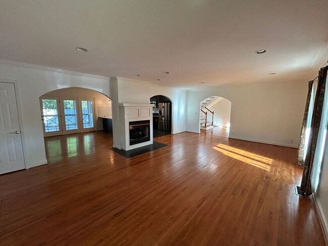 Building Photo - 128 E Glenwood Dr