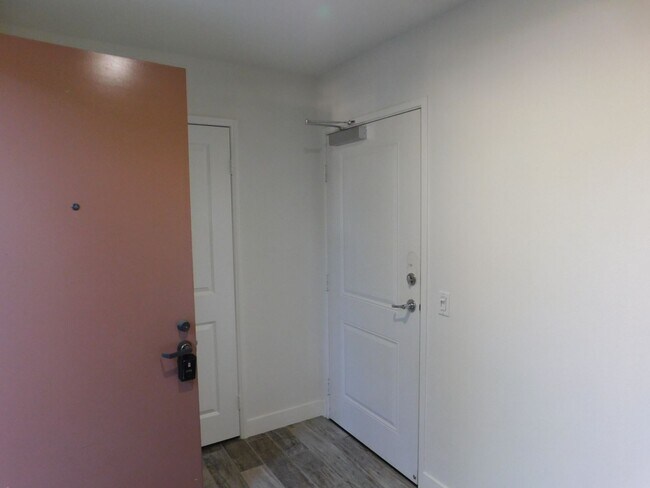 Foto del edificio - Beautiful Tri Level 2 Bed 2.5 Bath Single ...