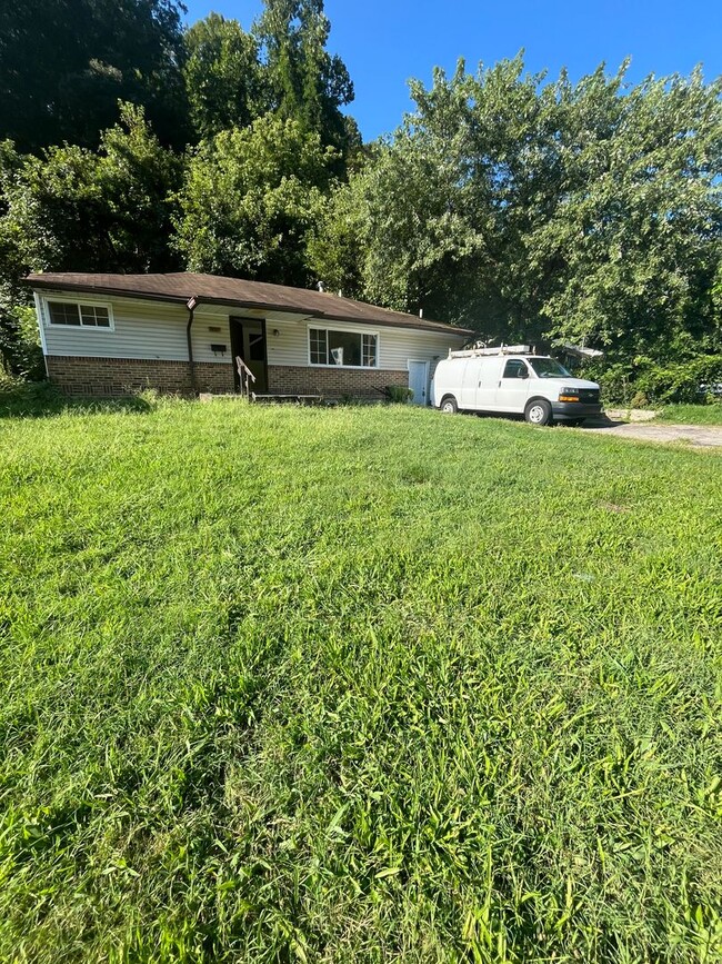 Building Photo - Three Bed, 2 Bath in Cincinnati!