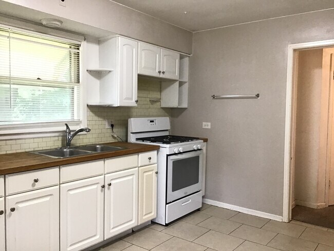 Foto del edificio - 610 Archer Ave