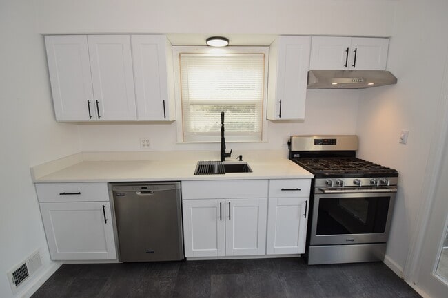 Building Photo - 40 Glaser Ave