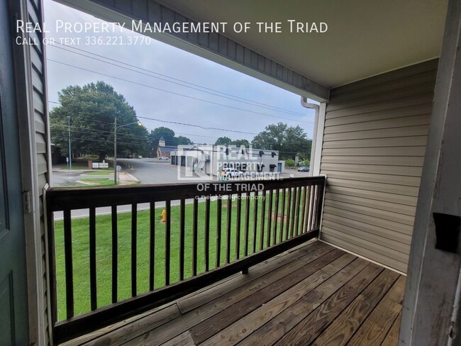 Building Photo - 2BR/2BA 2nd Floor Apartment in Rural Hall!