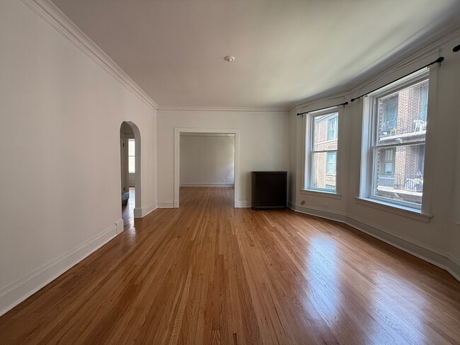 Building Photo - ?? Bright & Spacious 1BR in Hyde Park – He...
