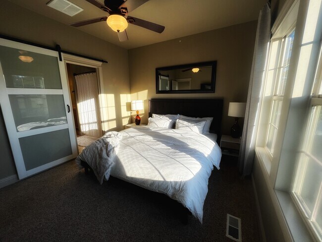 Master Suite - 2006 S Manitou Ave