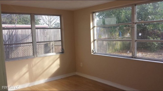 Building Photo - 3 br, 1.5 bath House - 3302 Hoover Drive