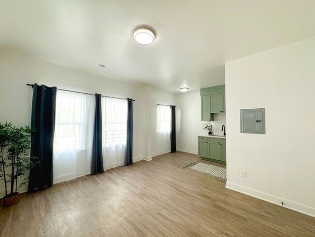 Interior Photo - 3218 W Sunset Blvd