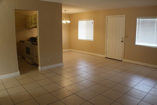 Foto del edificio - 2 bed 1 bath condo on the river.