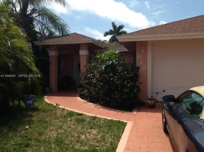 Foto del edificio - 812 SE 14th Ct