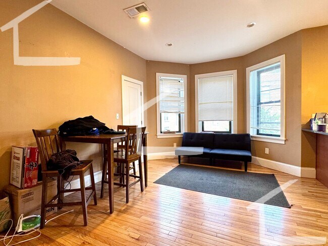 Foto del edificio - Spacious Five Bed Coming Available