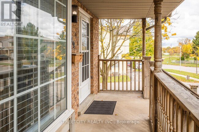 Building Photo - 799 Deveron Crescent