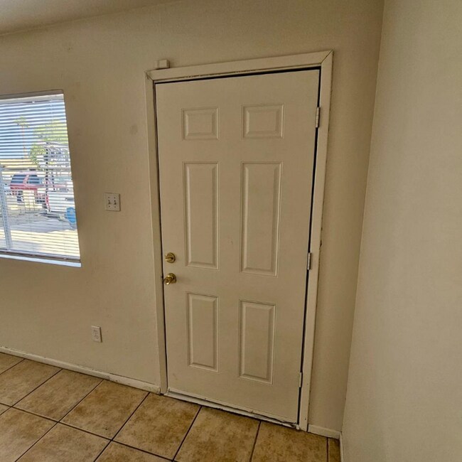 Foto del edificio - 2410 W Sierra St