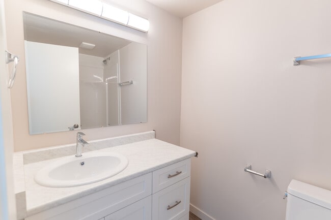 bathroom - Brockton Manor