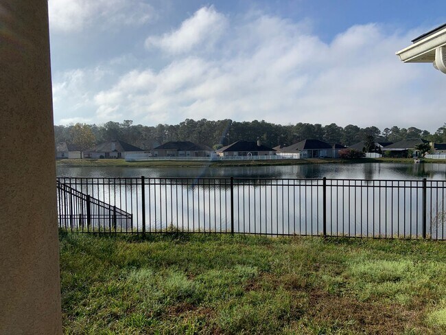 Building Photo - Gorgeous 3 Bedroom 2.5 Bath Townhouse at T...