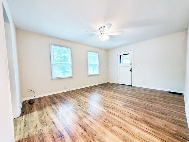 Foto del edificio - 3 Bed - 1 Bath Colonial for Rent | Complet...