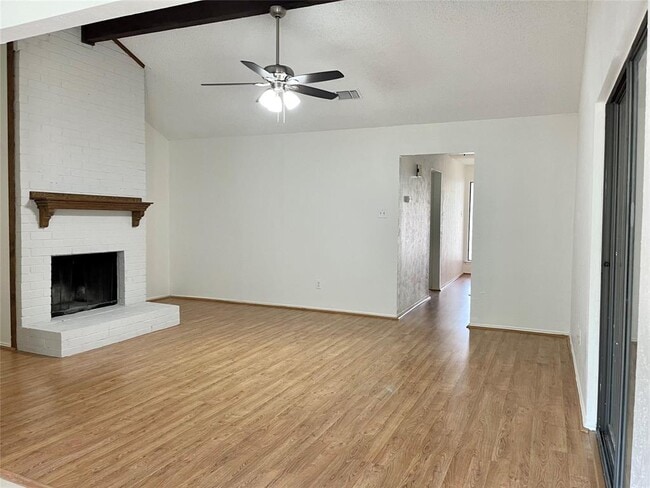 Building Photo - 2200 Oak Hill Dr