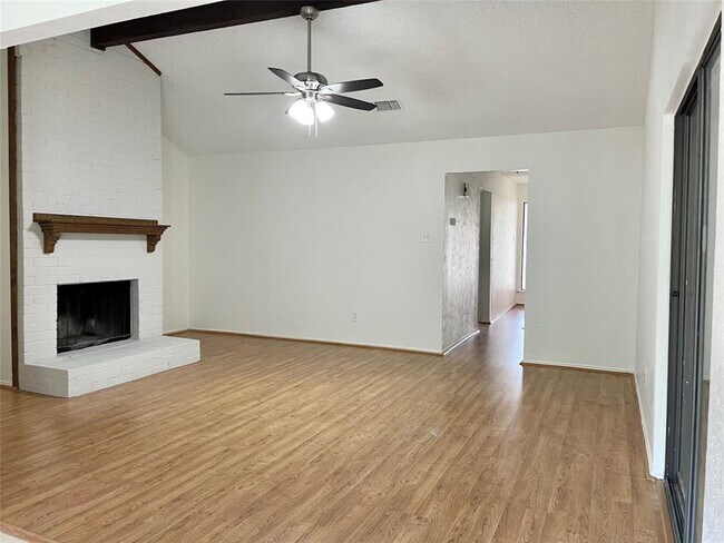 Foto del edificio - 2200 Oak Hill Dr