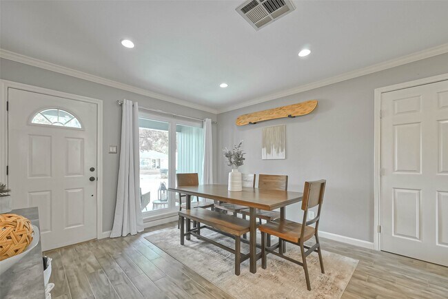 Building Photo - 2210 Saxon Dr