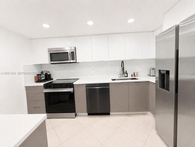 Building Photo - 20505 E Country Club Dr