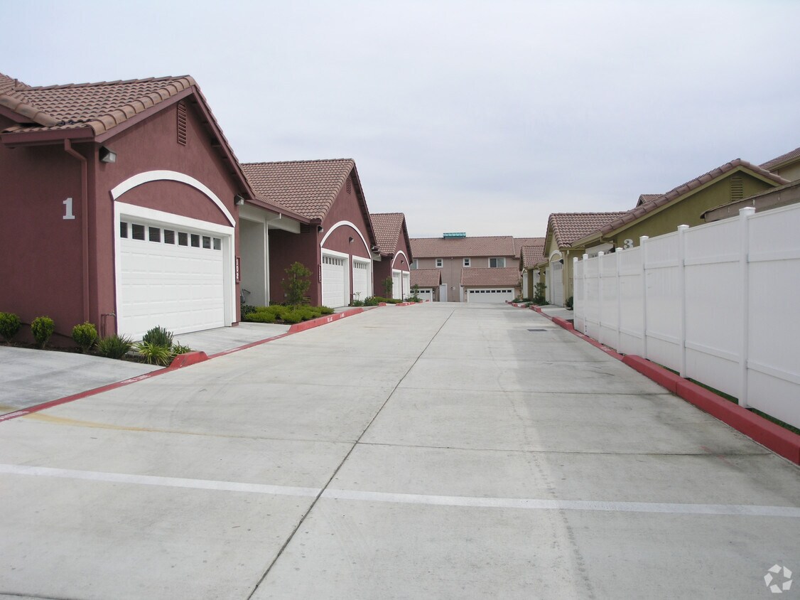 Building Photo - 5046 Hackberry Ln