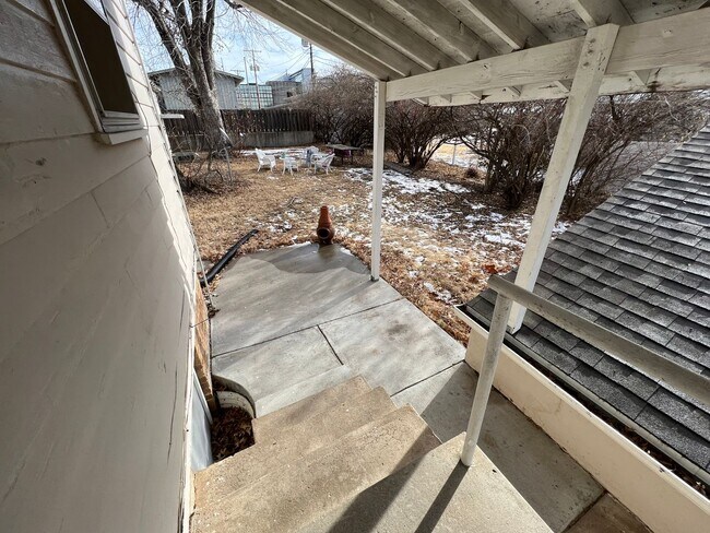 Foto del edificio - 2 Bedroom Main Floor Unit Available August 1, 2026!