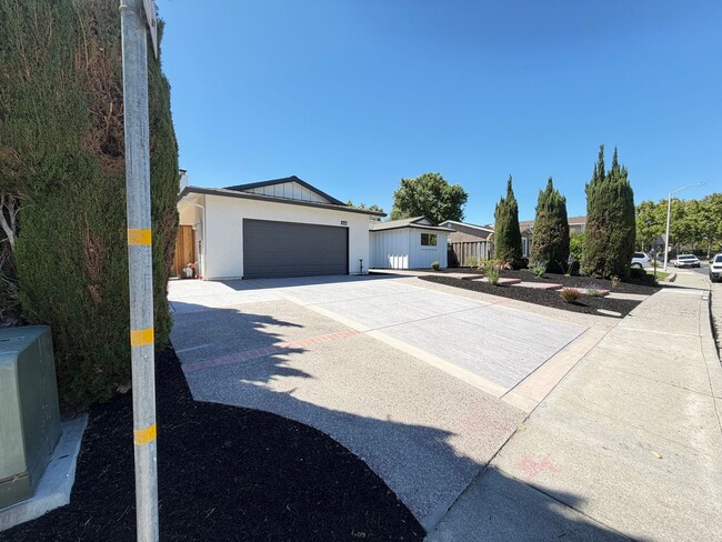Building Photo - 9887 Broadmoor Dr
